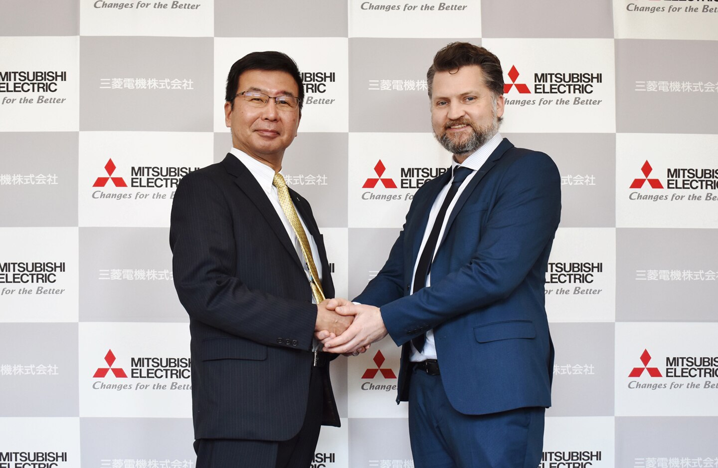 Mitsubishi Electric Executive Officer Noriyuki Takazawa (left) and Scibreak CEO 