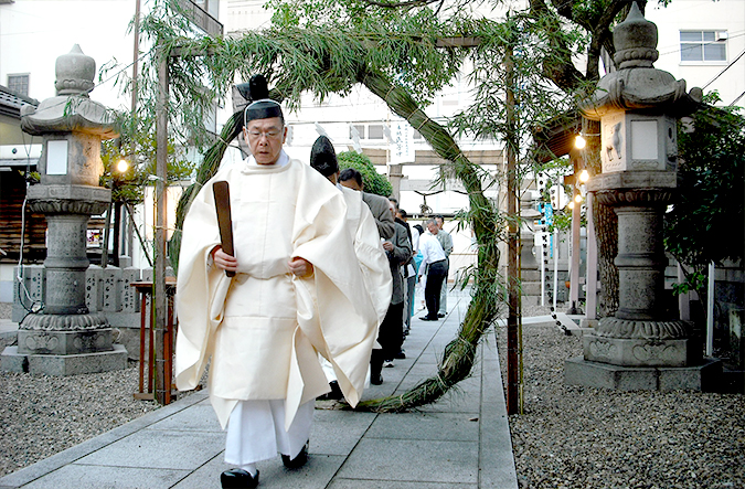 photo: A traditional ritual using a ring made from cogongrass that we provided
