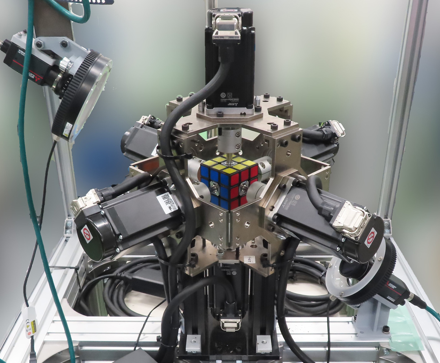 TOKUFASTbot solving a puzzle cube