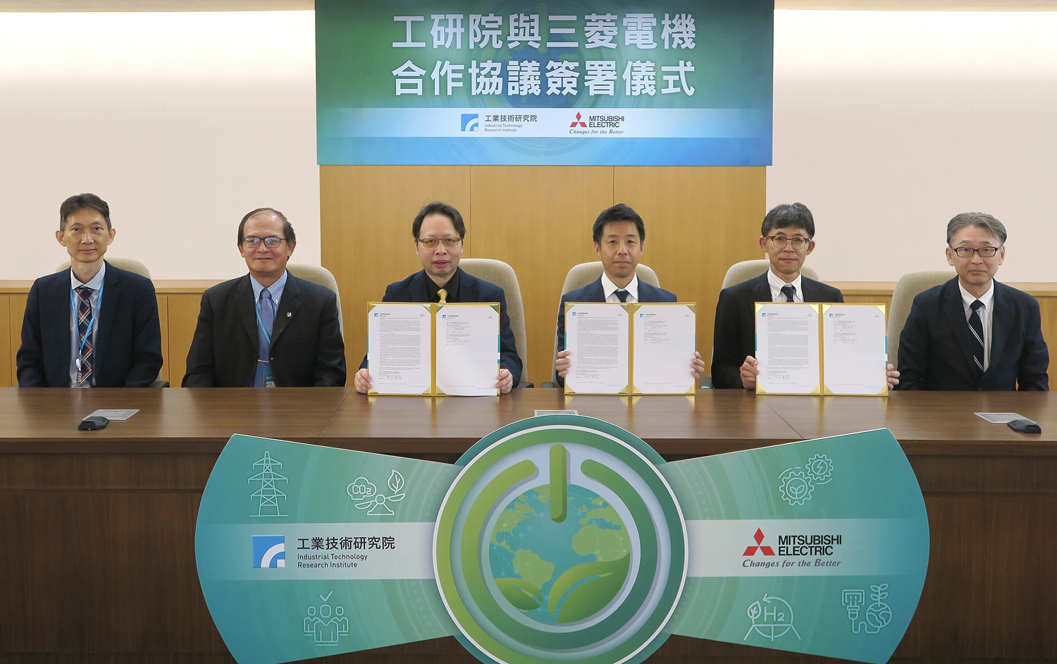 From left: Pei-Fang Liang, Deputy General Director, Green Energy and Environment Research Laboratories, ITRI; Jwu-Sheng Hu, Executive Vice President, ITRI; Chih-Wen Liu, General Director, Green Energy and Environment Research Laboratories, ITRI; Eiji Suetsugu, Group Vice President, Power Device Works, Semiconductor & Device Group, Mitsubishi Electric; Yoshitaka Watanabe, General Manager, Electronic Devices Division, Mitsubishi Electric Taiwan; Shinichi Kusunoki, Group Vice President, Semiconductor & Device Marketing Div. A, Semiconductor & Device Group, Mitsubishi Electric