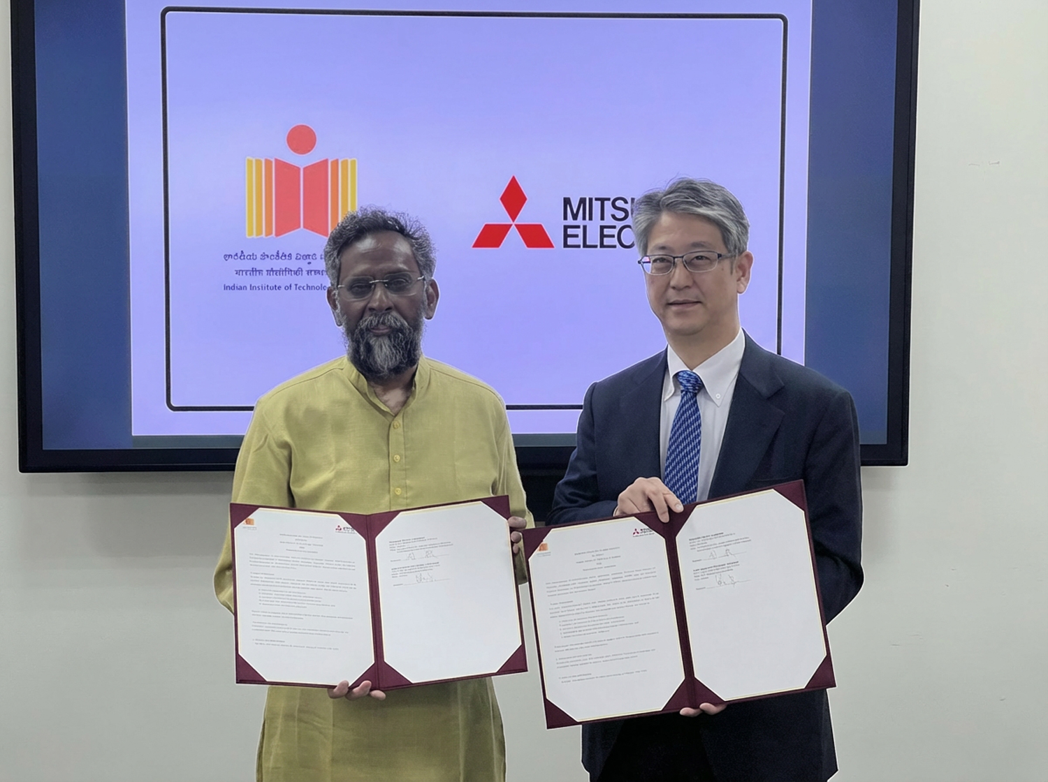 (left) Prof. Budaraju Srinivasa Murty, Director of IITH, and (right) Toru Oka, Executive Officer and Vice President, Corporate Research and Development, Mitsubishi Electric