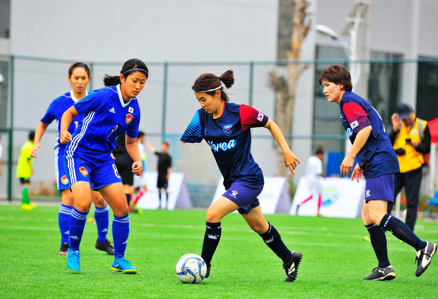 photo: Volunteer activities at Mitsubishi Friendship Cup soccer tournament for people with disabilities