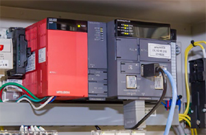 The C Controller for the production volume display device gets planned and actual volumes from the database via LAN, then compares the two on the display to reveal any delays in real time