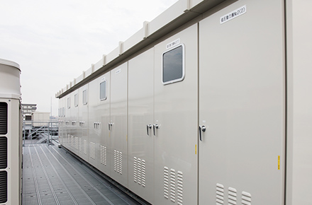 10 transformers installed in enclosures on the roof of the E1 Building (three-phase 750kVA x 3, three-phase 500kVA x 1, single-phase 300kVA x 4, single-phase 200kVA x 1) (Right: Transformer inside an enclosure)