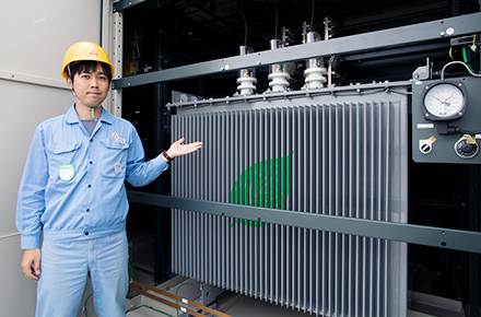 10 transformers installed in enclosures on the roof of the E1 Building (three-phase 750kVA x 3, three-phase 500kVA x 1, single-phase 300kVA x 4, single-phase 200kVA x 1) (Right: Transformer inside an enclosure)