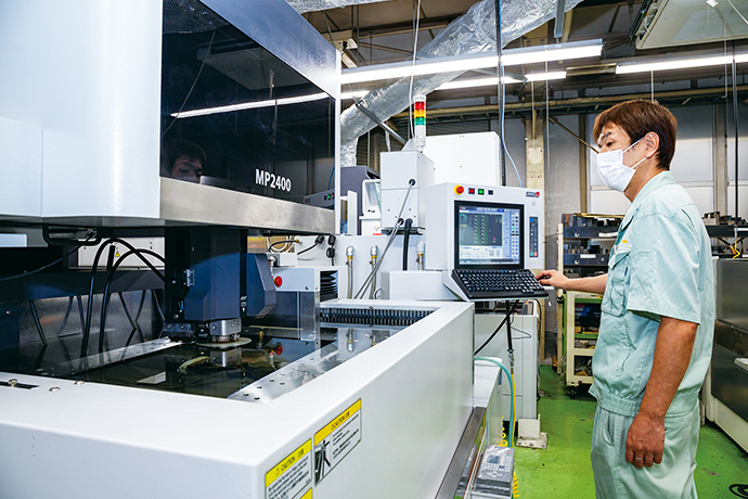 The standard MP2400 is a high-precision machine that has Mitsubishi Electric’s accuracy guarantee of ±2 microns. Systems featuring the additional ultrahigh precision specifications were designed to offer even higher standards. The optional ASC circuit produces a clean surface finish when processing cemented carbide workpieces.