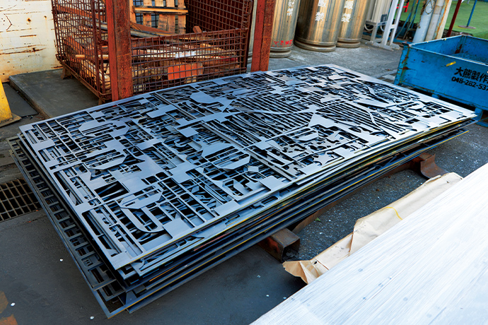 The layout of components to be processed from the metal sheets is optimized through automatic nesting to reduce the amount of waste.