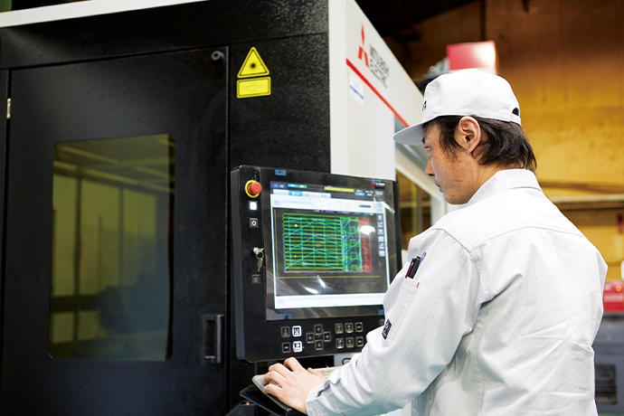 The control panel of the laser processing machine. The optional MEL’S AR function makes operation intuitive.