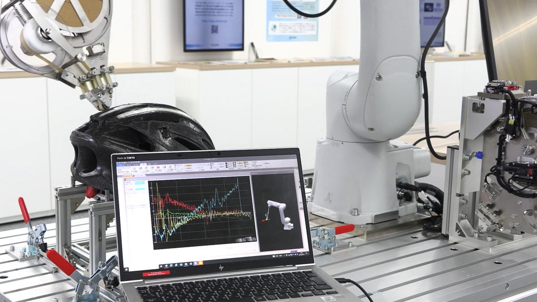 By using a force sensor to control the pressure applied to the tape head, tape can be accurately applied to curved surfaces.