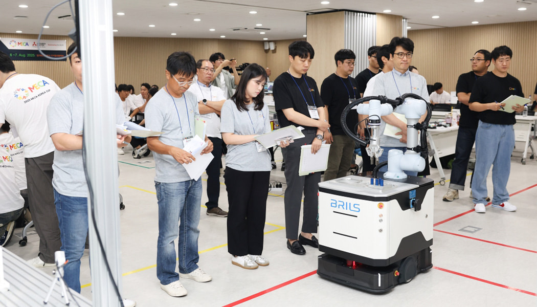 The judges assess each team’s demonstrations.
