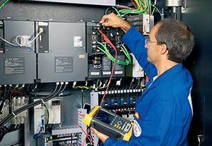 Kỹ sư hiện trường của chúng tôi đến thăm địa điểm của khách hàng để sửa chữa hệ thống CNC.