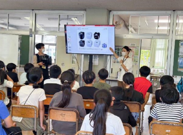 A scene from classroom support using “design thinking” (Harayama Elementary School, Inzai City, Chiba Prefecture)