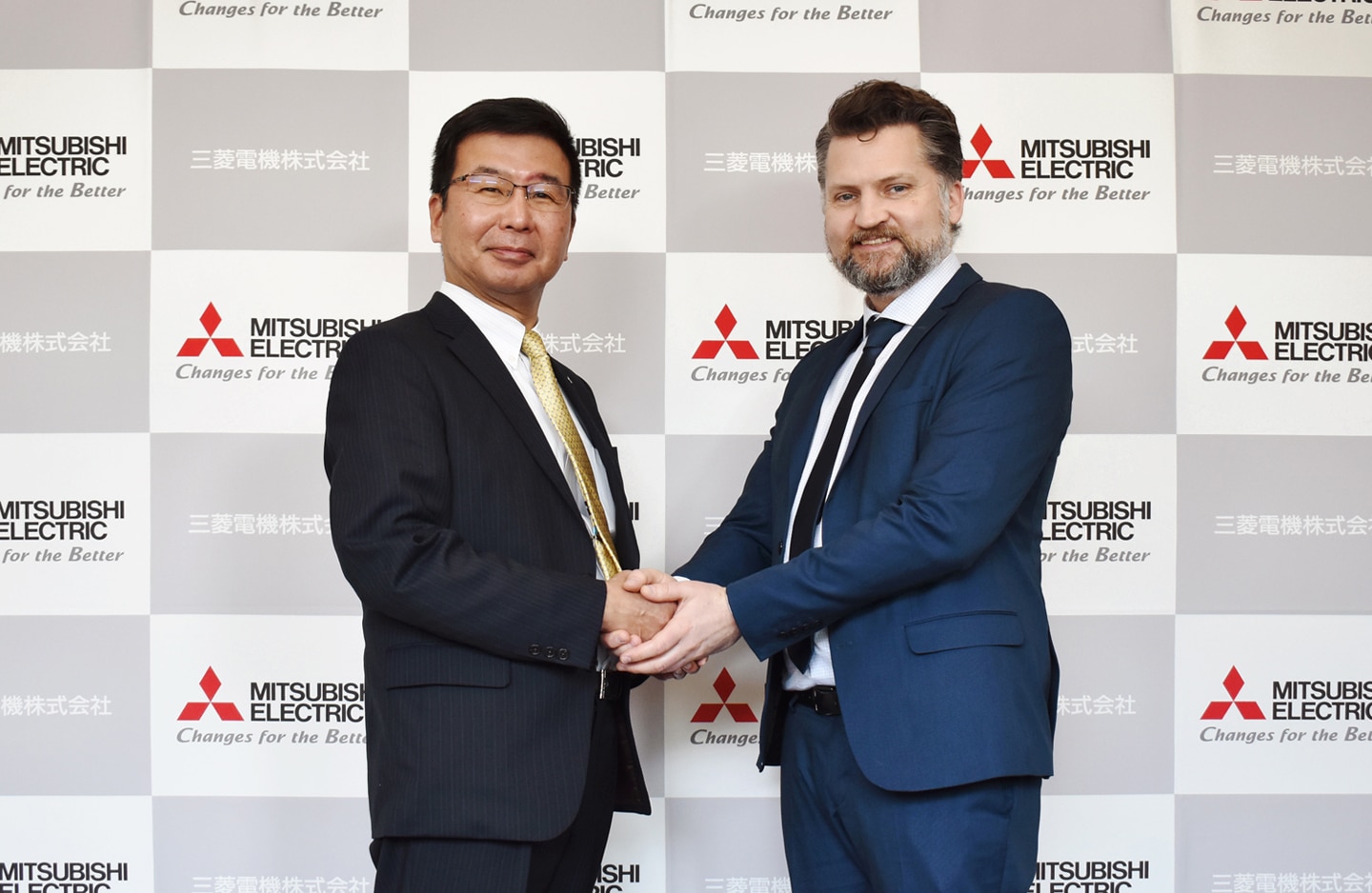 Mitsubishi Electric Executive Officer Noriyuki Takazawa (left) and Scibreak CEO 